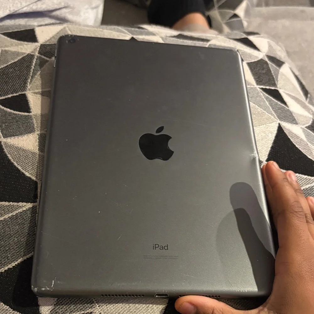 Gray ipad 9th gen (cracked ) still works